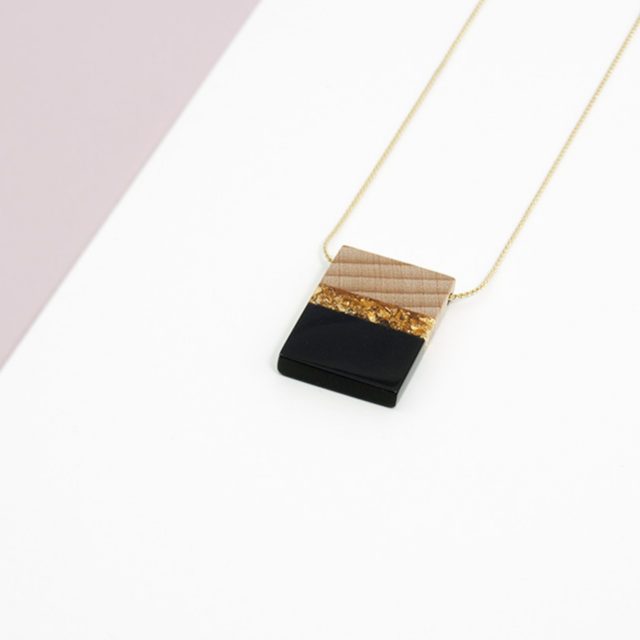 Boton-de-nacar-Aura-cuadrado-negro-P02
