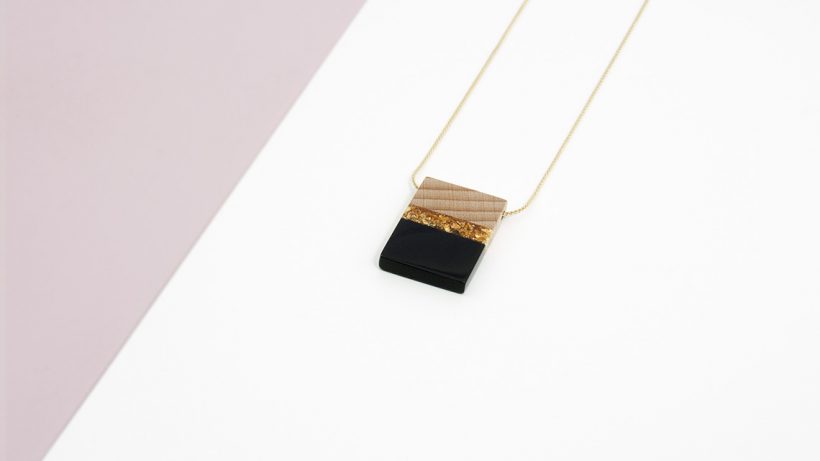 Boton-de-nacar-Aura-cuadrado-negro-P02
