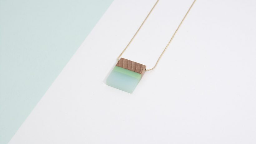 Boton-de-nacar-Aura-cuadrado-verde-azul-P01