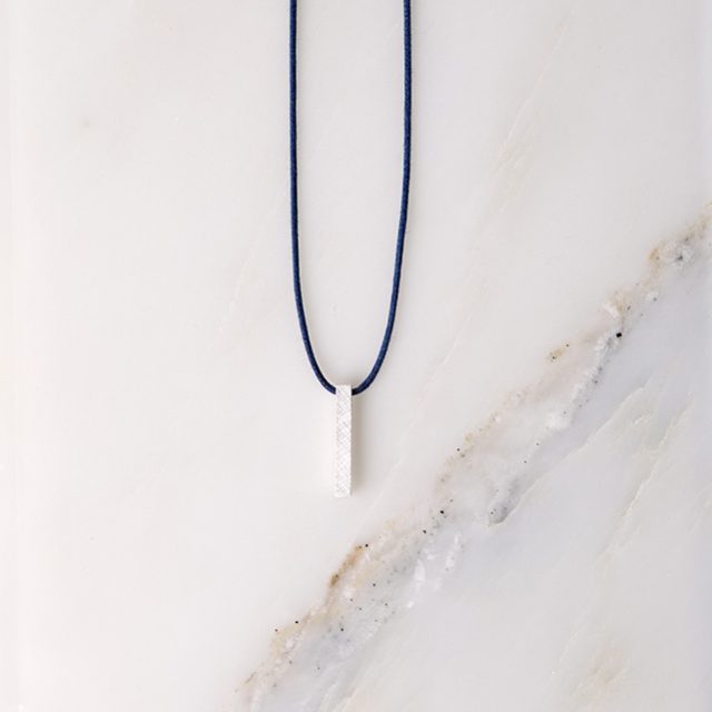 Boton-de-nacar-llueve-unisex-plata-azul-P01