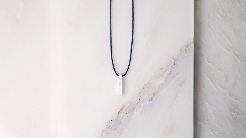 Boton-de-nacar-llueve-unisex-plata-azul-P01