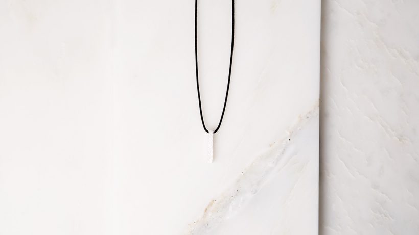 Boton-de-nacar-llueve-unisex-plata-negro-P01