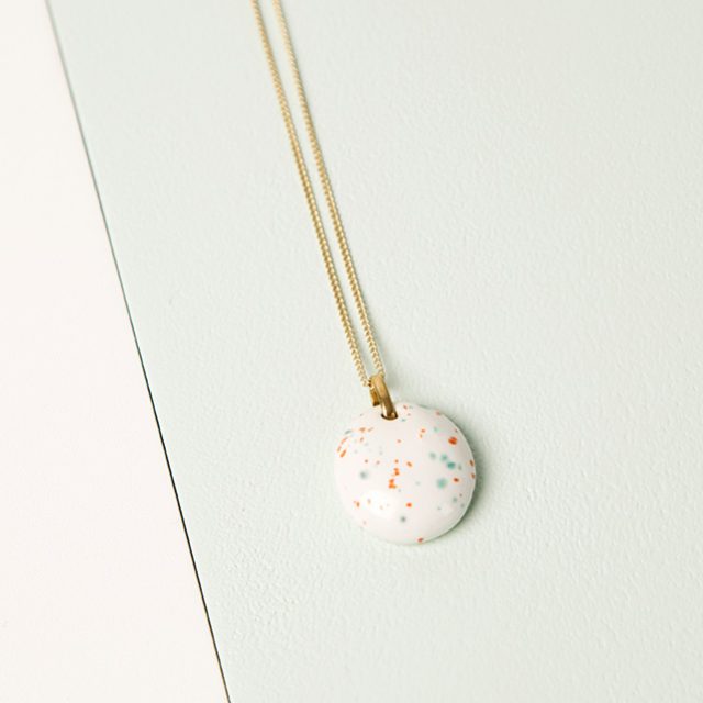 Boton-de-nacar-riviera-dots-blanco-P02