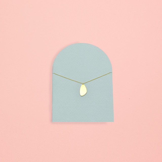 Colgante Volar en oro, joyería artesanal Botón de Nácar Barcelona